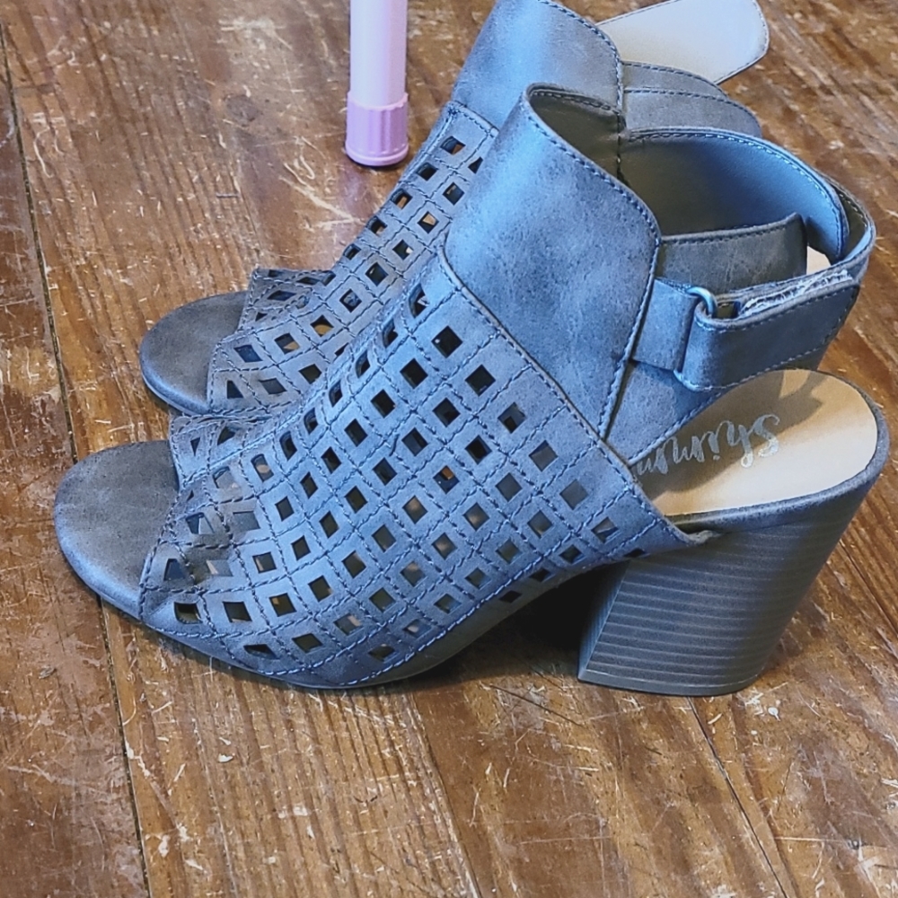 Peep toe chunk heel